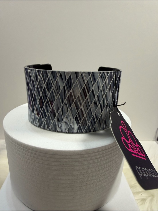 paparazzi Jewelry - 🩷5/$10🩷 paparazzi Gray Marbled Crisscross Cuff Bracelet